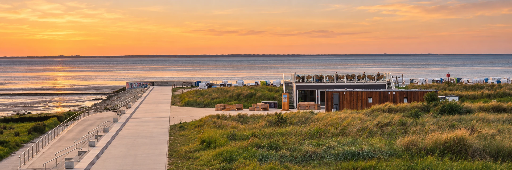 Abendlicher Blick über die Norddeicher Promenade, Strandbar und das Wattenmeer